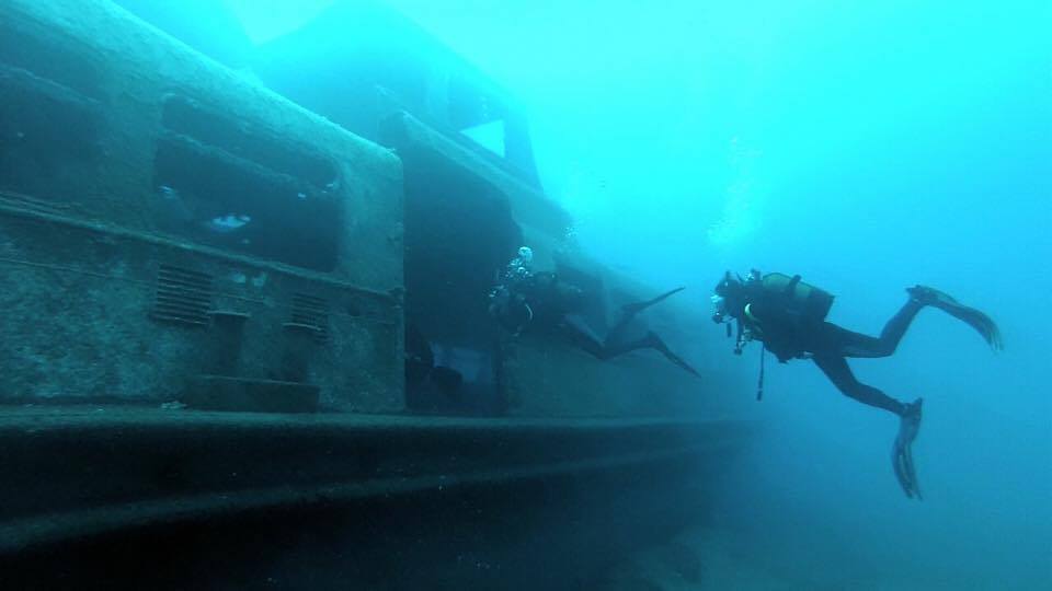 wreck_divers